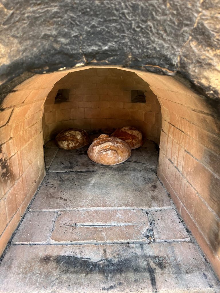 Schamotteboden eines gemauerten Holzbackofens